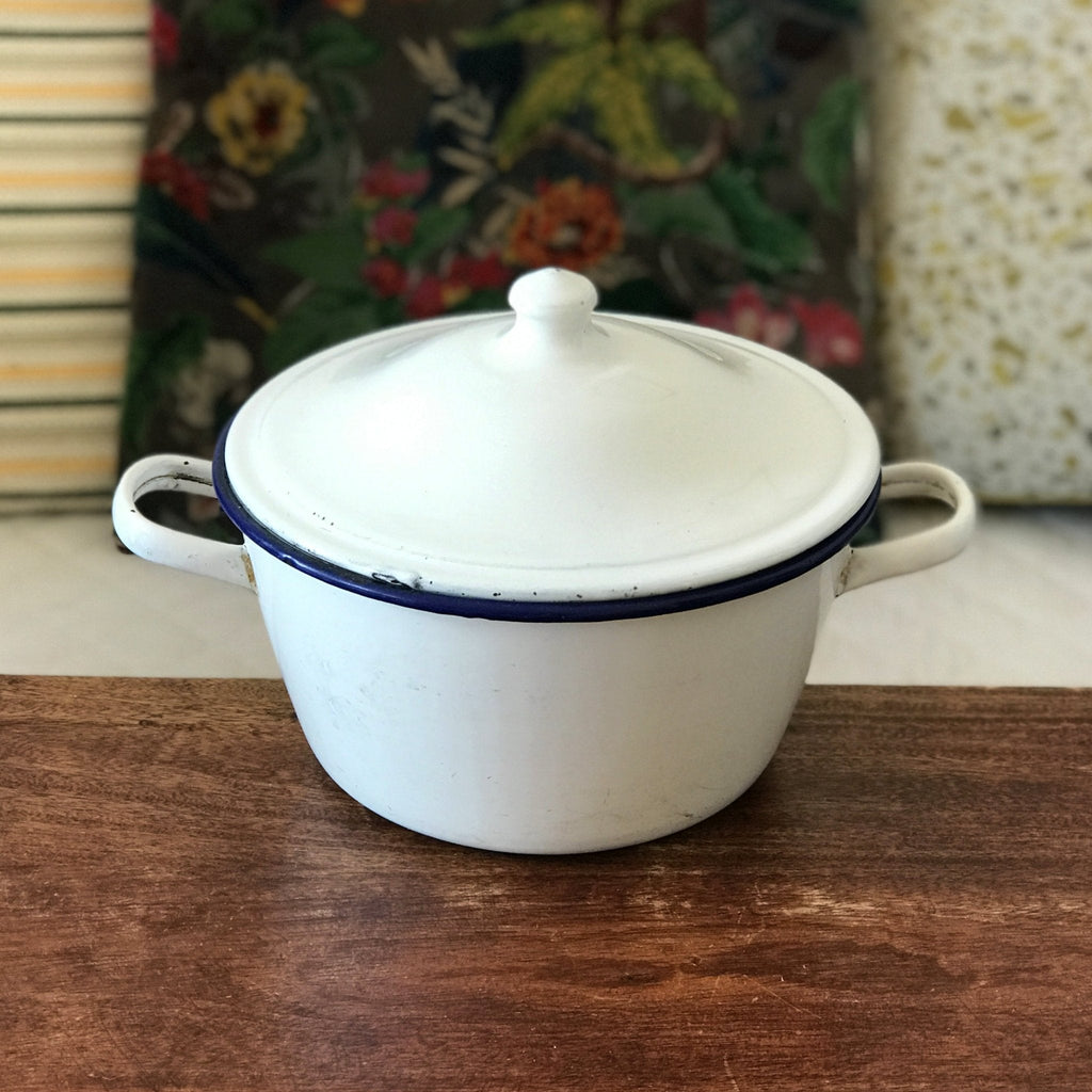 Marmite faitout ou cocotte vintage avec couvercle en métal émaillé blanc diamètre de 24 cm par Hello Broc brocante en ligne