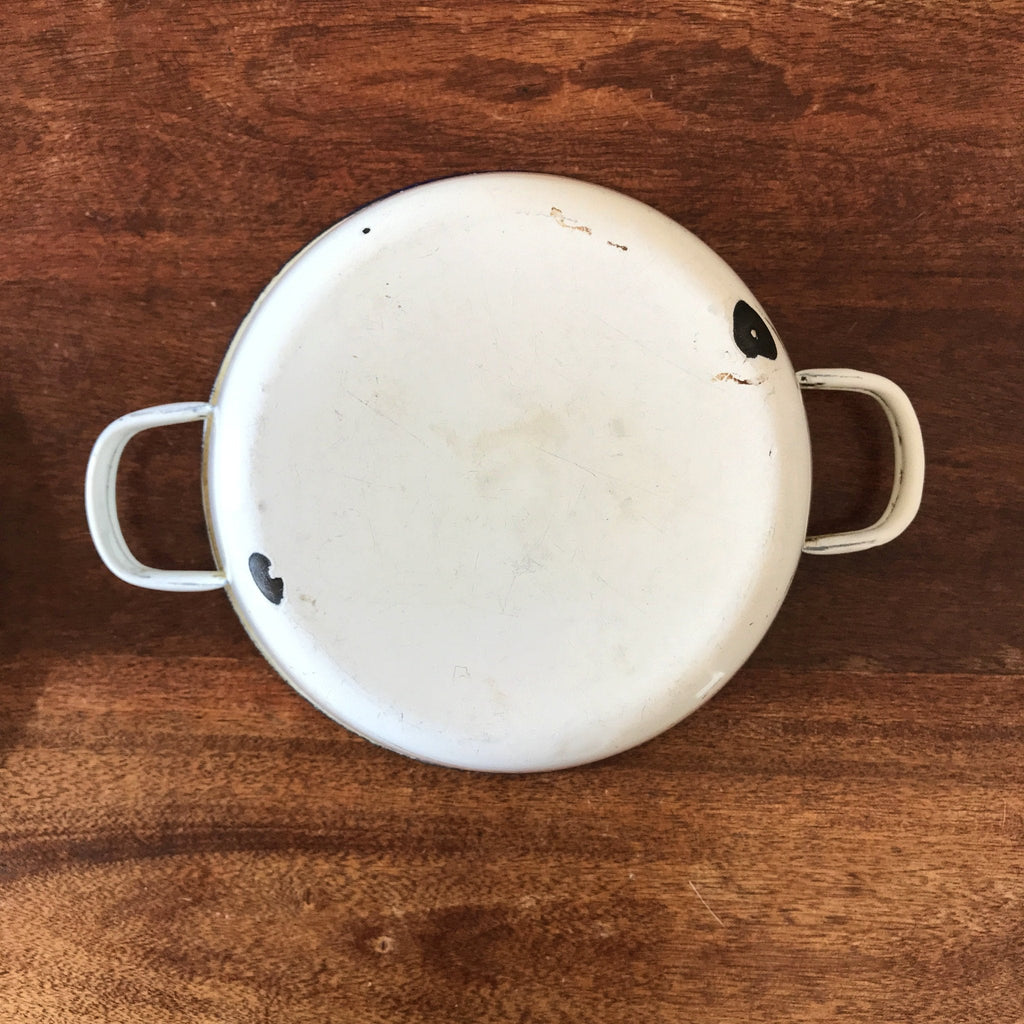 Marmite faitout ou cocotte vintage avec couvercle en métal émaillé blanc diamètre de 24 cm par Hello Broc brocante en ligne