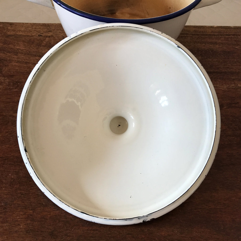 Marmite faitout ou cocotte vintage avec couvercle en métal émaillé blanc diamètre de 24 cm par Hello Broc brocante en ligne