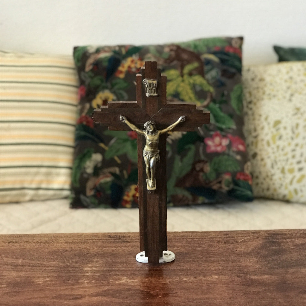 Crucifix années 40 en chêne, bronze doré et inserts en laiton par Hello Broc brocante en ligne