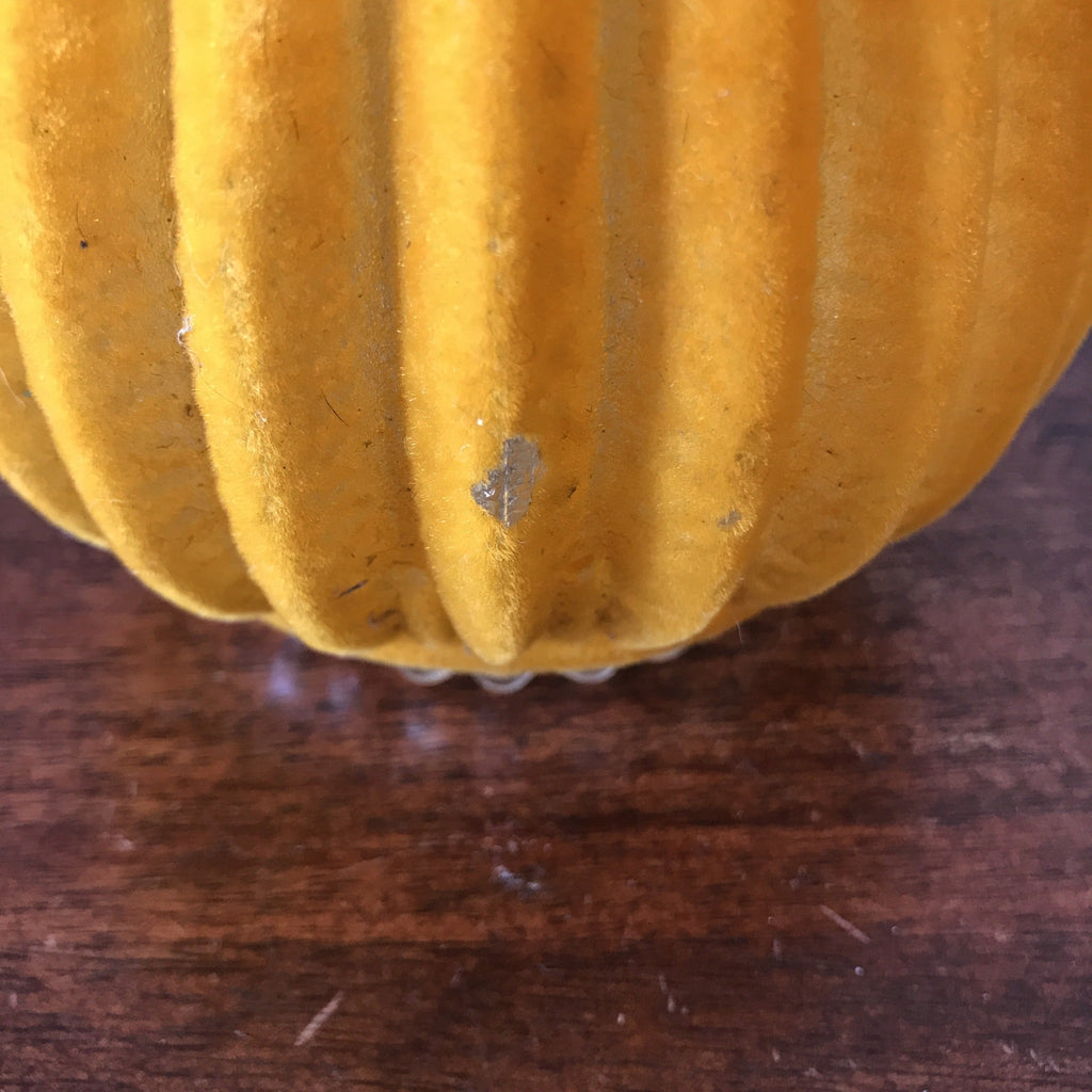 Abat jour en verre moulé entouré d'un velours plastifié jaune orange par Hello Broc brocante en ligne