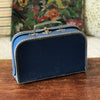 Petite valise vintage années 30 ) 50 décorative en carton bouilli bleu en moyen état 27 x 17 x 7 cm par Hello Broc brocante en ligne