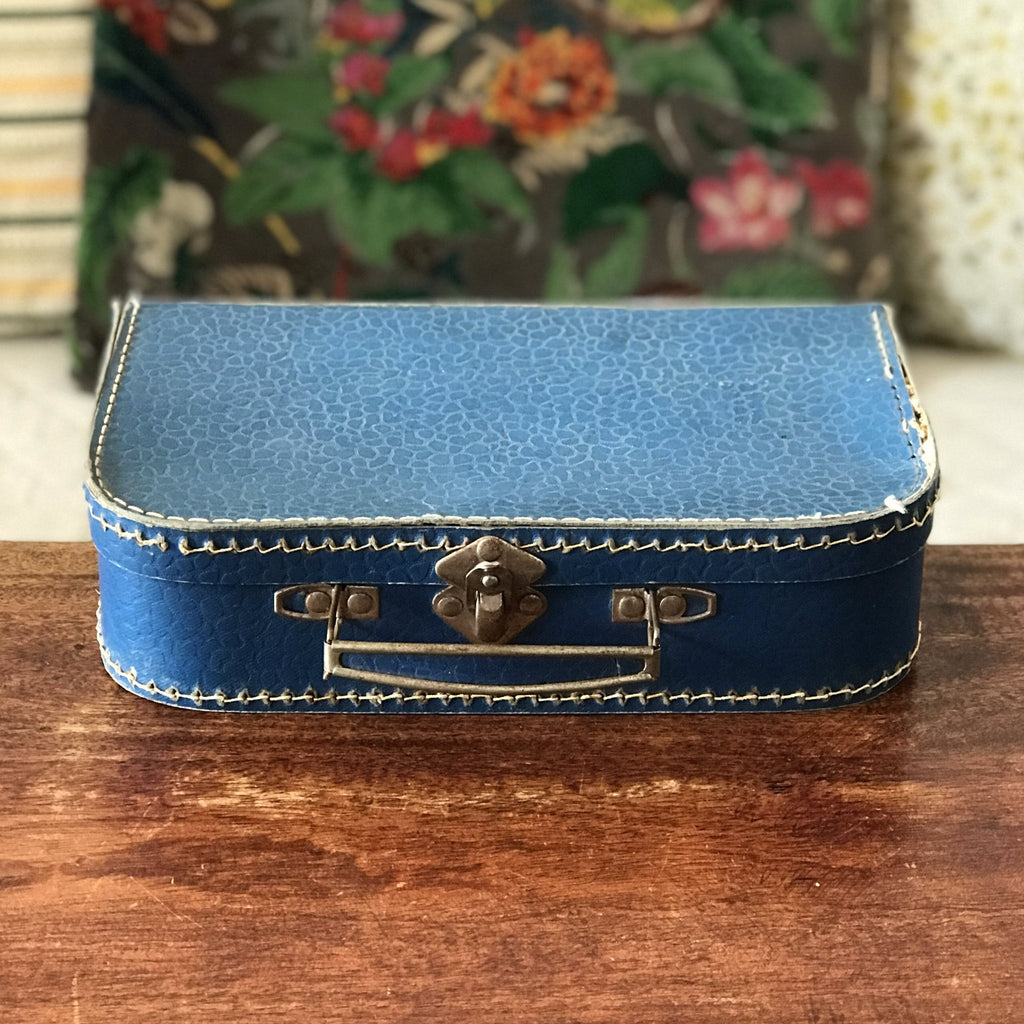 Petite valise vintage années 30 ) 50 décorative en carton bouilli bleu en moyen état 27 x 17 x 7 cm par Hello Broc brocante en ligne