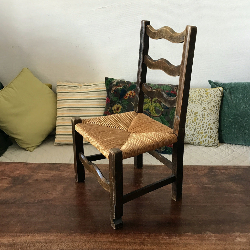 Chaise vintage pour enfant en paille et bois par Hello Broc brocante en ligne