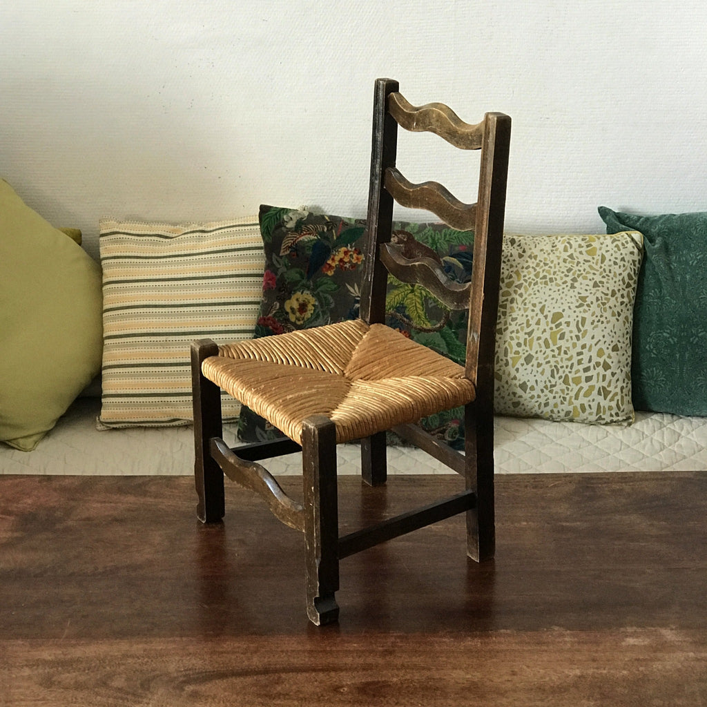 Chaise vintage pour enfant en paille et bois par Hello Broc brocante en ligne