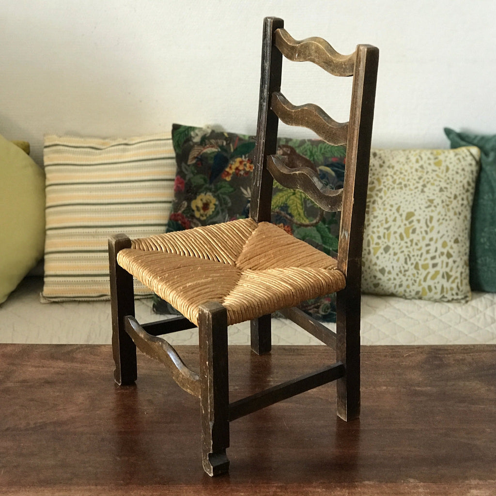 Chaise vintage pour enfant en paille et bois par Hello Broc brocante en ligne