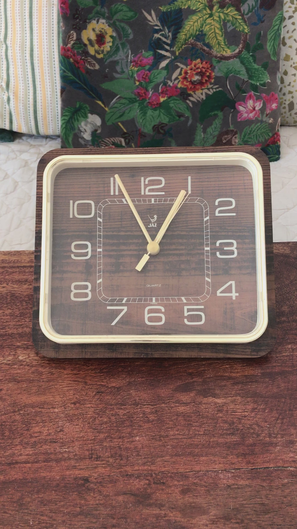 Horloge murale années 60 en formica imitation bois Jaz par Hello Broc brocante en ligne