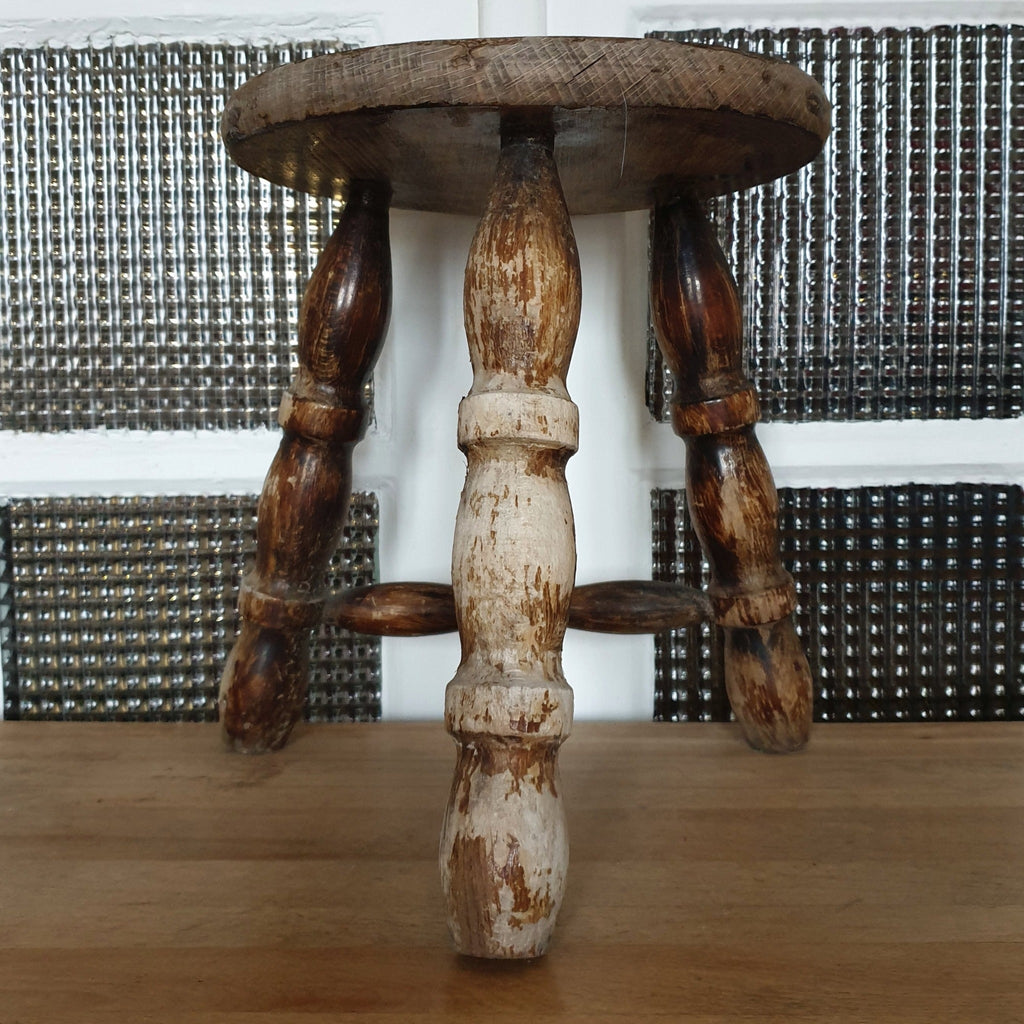 Tabouret bas tripode en bois - Hello Broc