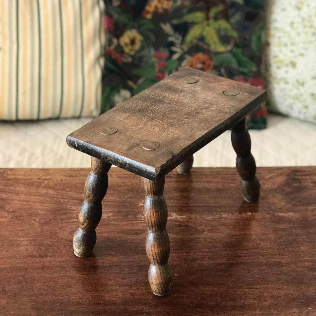 Petit tabouret rectangulaire de trait en bois par Hello Broc brocante en ligne