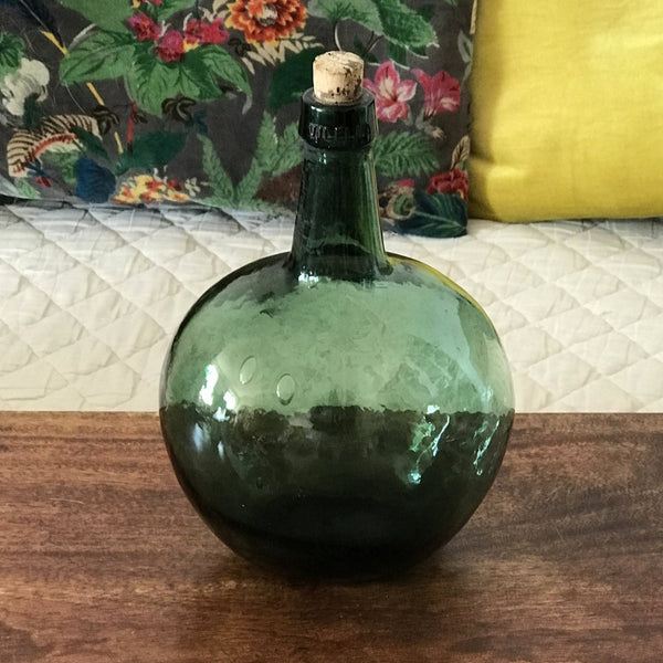 Bouteille vintage décorative en verre moulé vert Vilella - Hello Broc