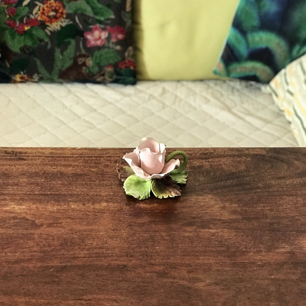 Bougeoir de table en porcelaine fine d'Italie Capodimonte représentant une rose - Hello Broc