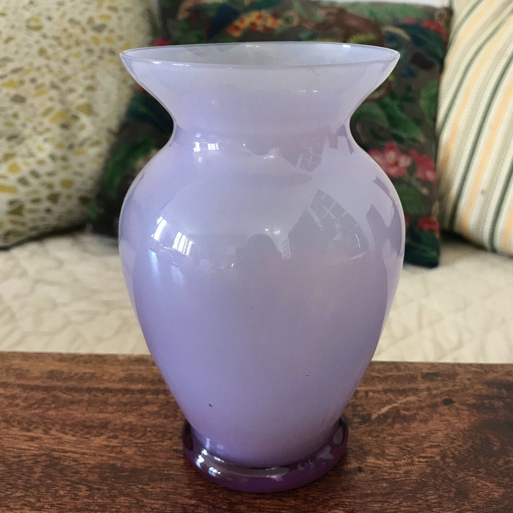 Petit vase en verre opalin mauve hauteur 13,5 cm par Hello Broc brocante en ligne