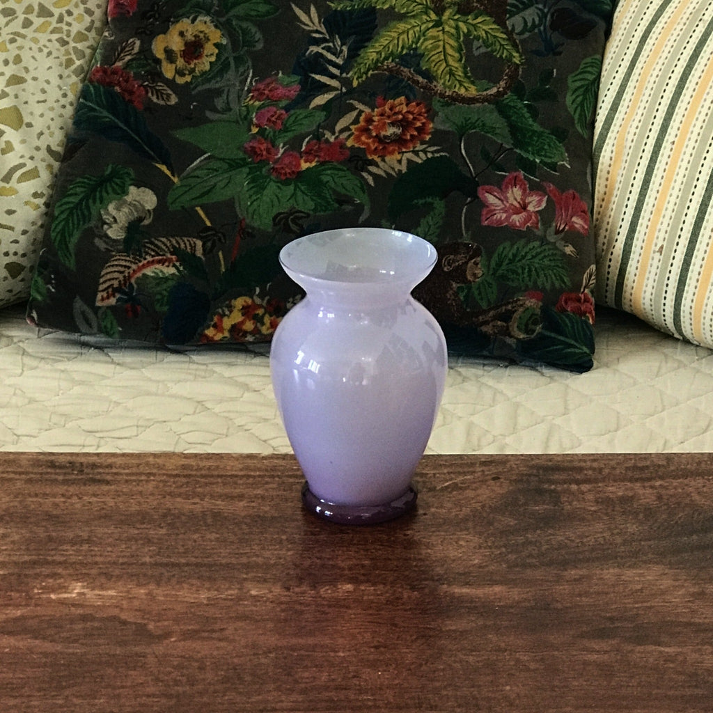 Petit vase en verre opalin mauve hauteur 13,5 cm par Hello Broc brocante en ligne