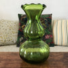 Vase vert en verre moulé taille moyenne hauteur 22 cm par Hello Broc brocante en ligne