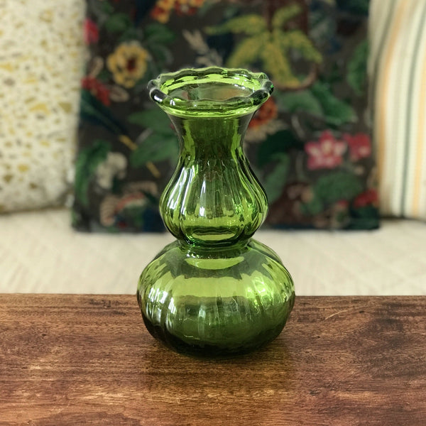 Vase vert en verre moulé taille moyenne hauteur 22 cm par Hello Broc brocante en ligne