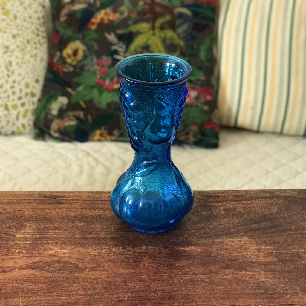 Grand vase en verre moulé bleu motifs fruits - Hello Broc