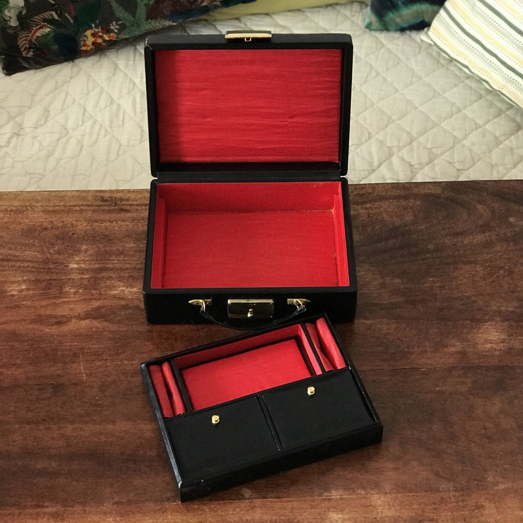 Boîte ou coffret à bijoux en cuir noir intérieur satiné rouge par Hello Broc brocante en ligne