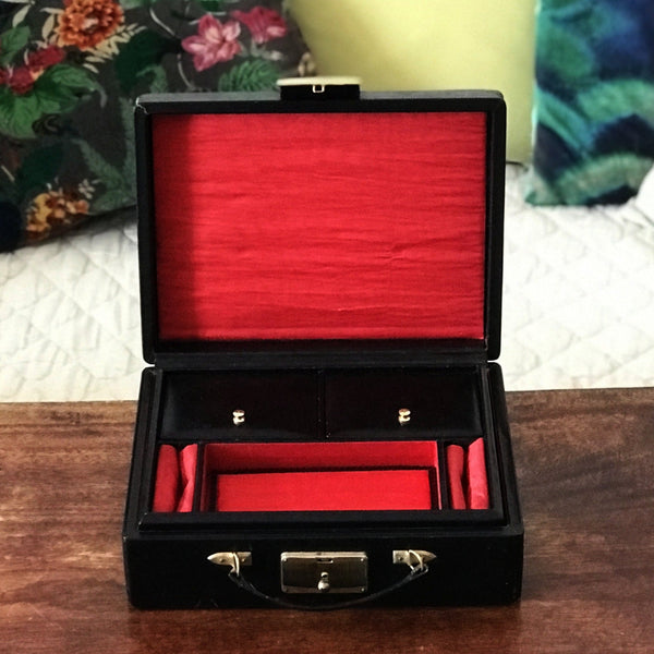 Boîte ou coffret à bijoux en cuir noir intérieur satiné rouge par Hello Broc brocante en ligne