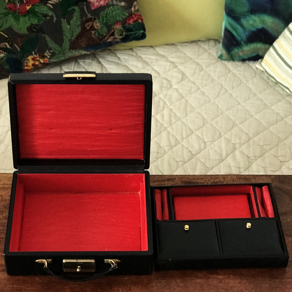 Boîte ou coffret à bijoux en cuir noir intérieur satiné rouge par Hello Broc brocante en ligne