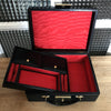 Boîte ou coffret à bijoux en cuir noir intérieur satiné rouge par Hello Broc brocante en ligne