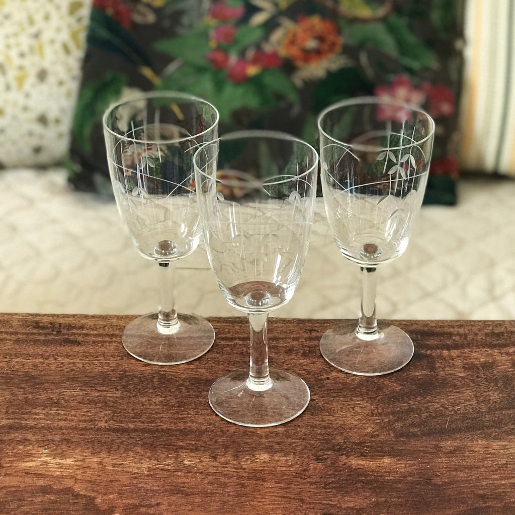 Lot de 3 ou 4 verres à vin sur pied en cristal gravé - Hello Broc