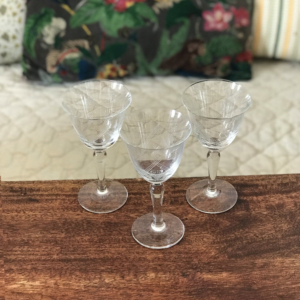 Lot de 3 verres à vin en cristal évasé gravé traits droits entrecroisés - Hello Broc