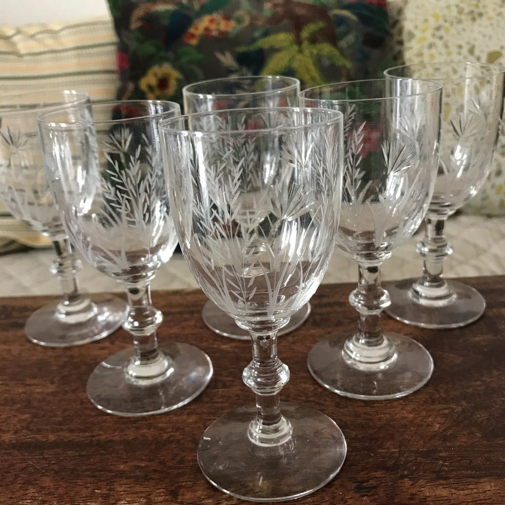 Lot de 6 verres anciens à vin cuit en cristal gravé - Hello Broc brocante en ligne