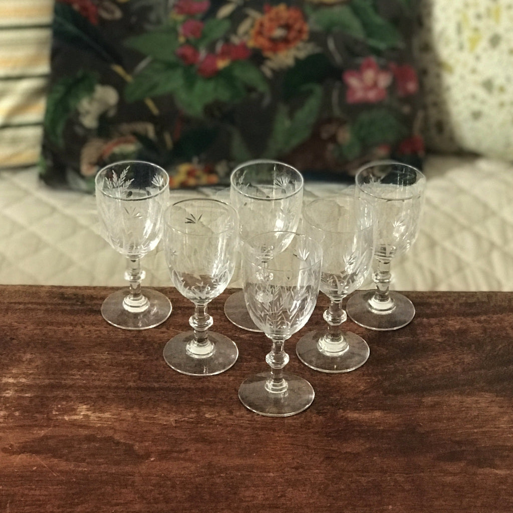 Lot de 6 verres anciens à vin cuit en cristal gravé - Hello Broc brocante en ligne