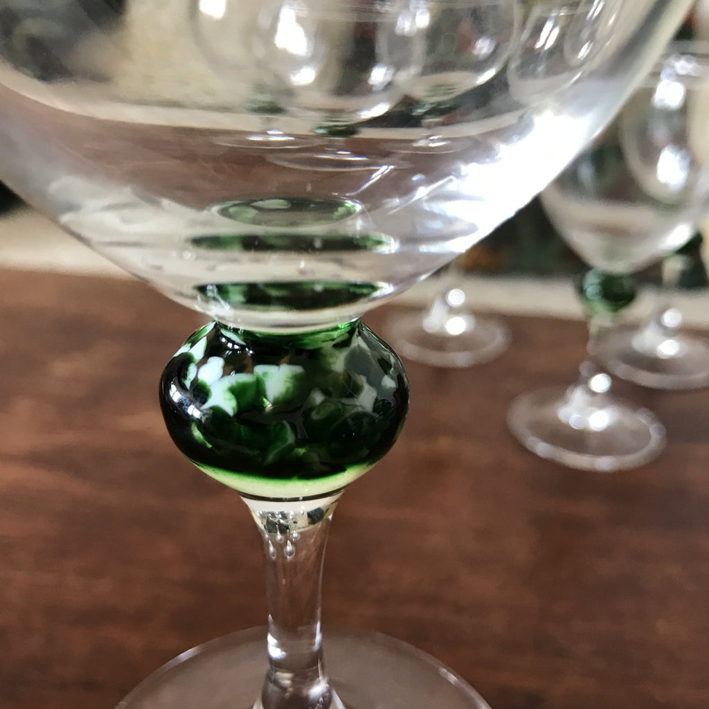 Lot de 4 verres à vin sur pied décorés d'une boule verte et blanche sous la coupe Arc France - Hello Broc