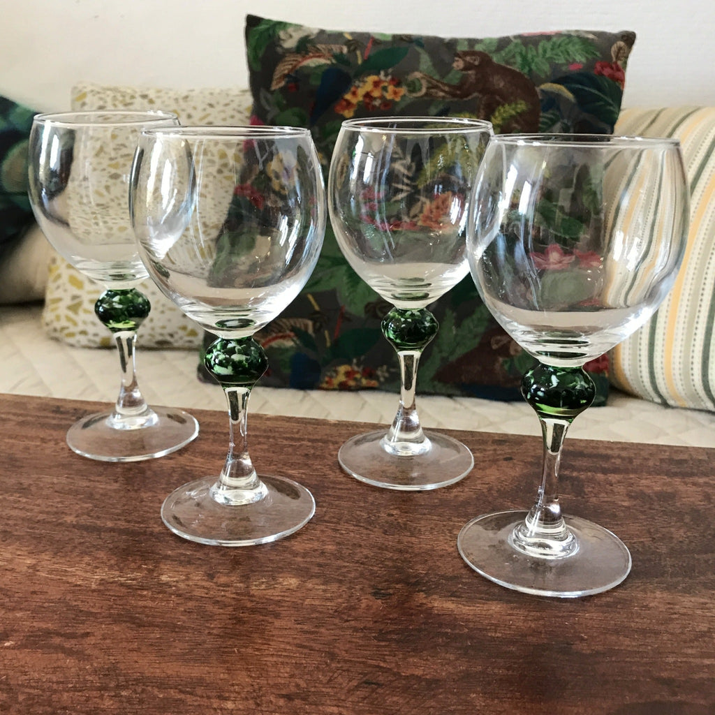 Lot de 4 verres à vin sur pied décorés d'une boule verte et blanche sous la coupe Arc France - Hello Broc