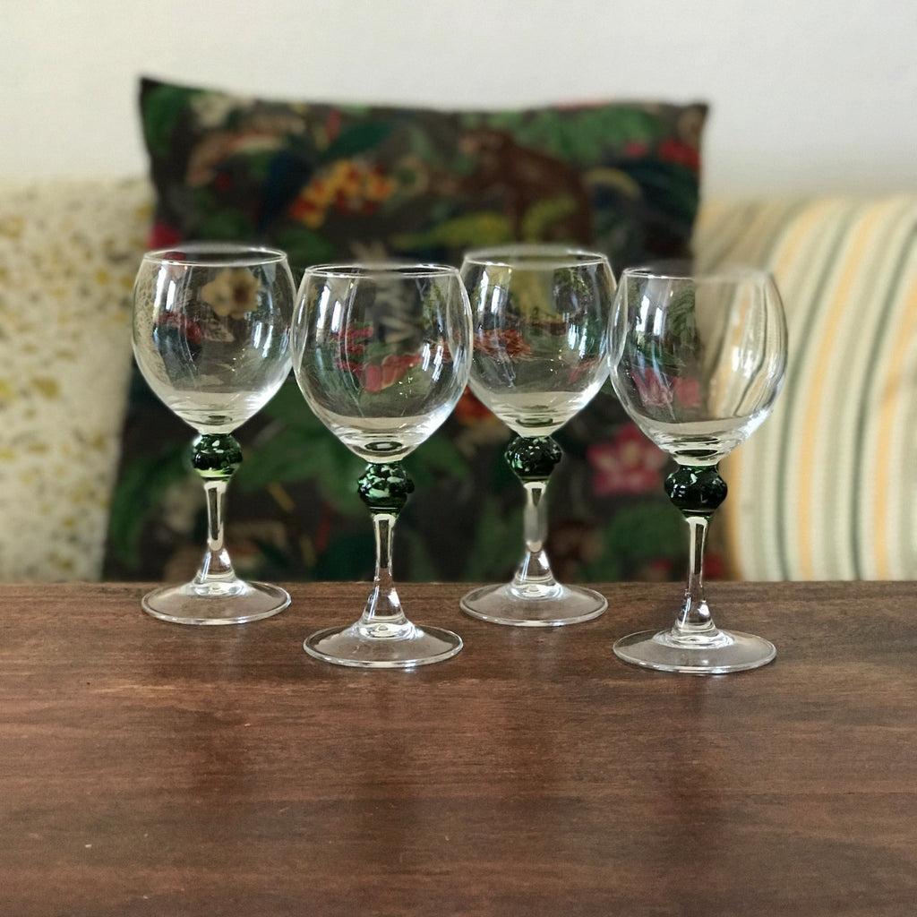 Lot de 4 verres à vin sur pied décorés d'une boule verte et blanche sous la coupe Arc France - Hello Broc