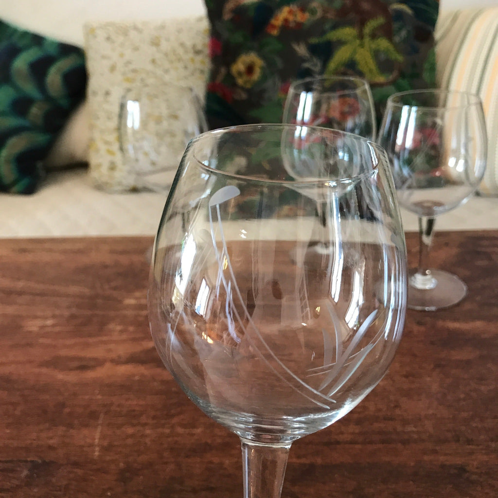 Lot de 4 verres ballon sur pied en cristal gravé décor années 80 par Hello Broc brocante en ligne