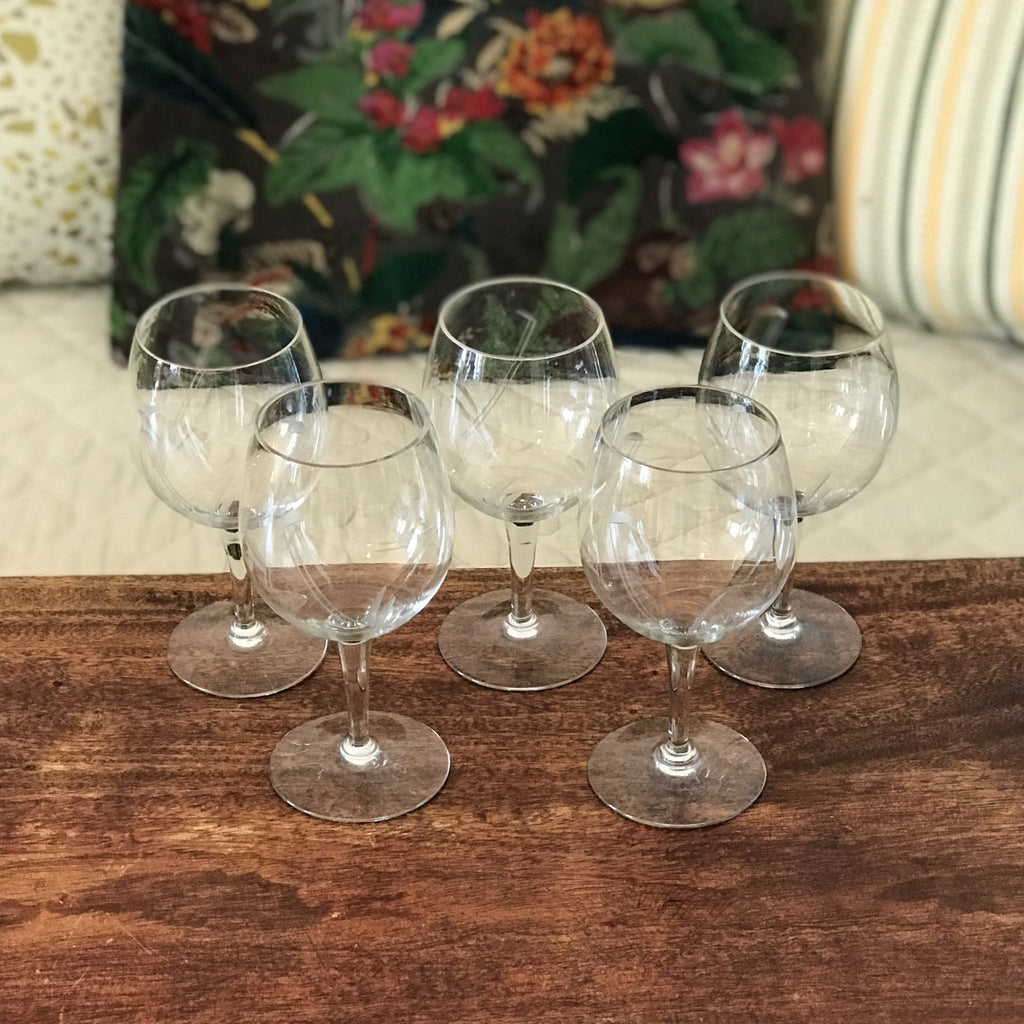 Lot de 5 verres ballon sur pied en cristal gravé décor années 80 par Hello Broc brocante en ligne