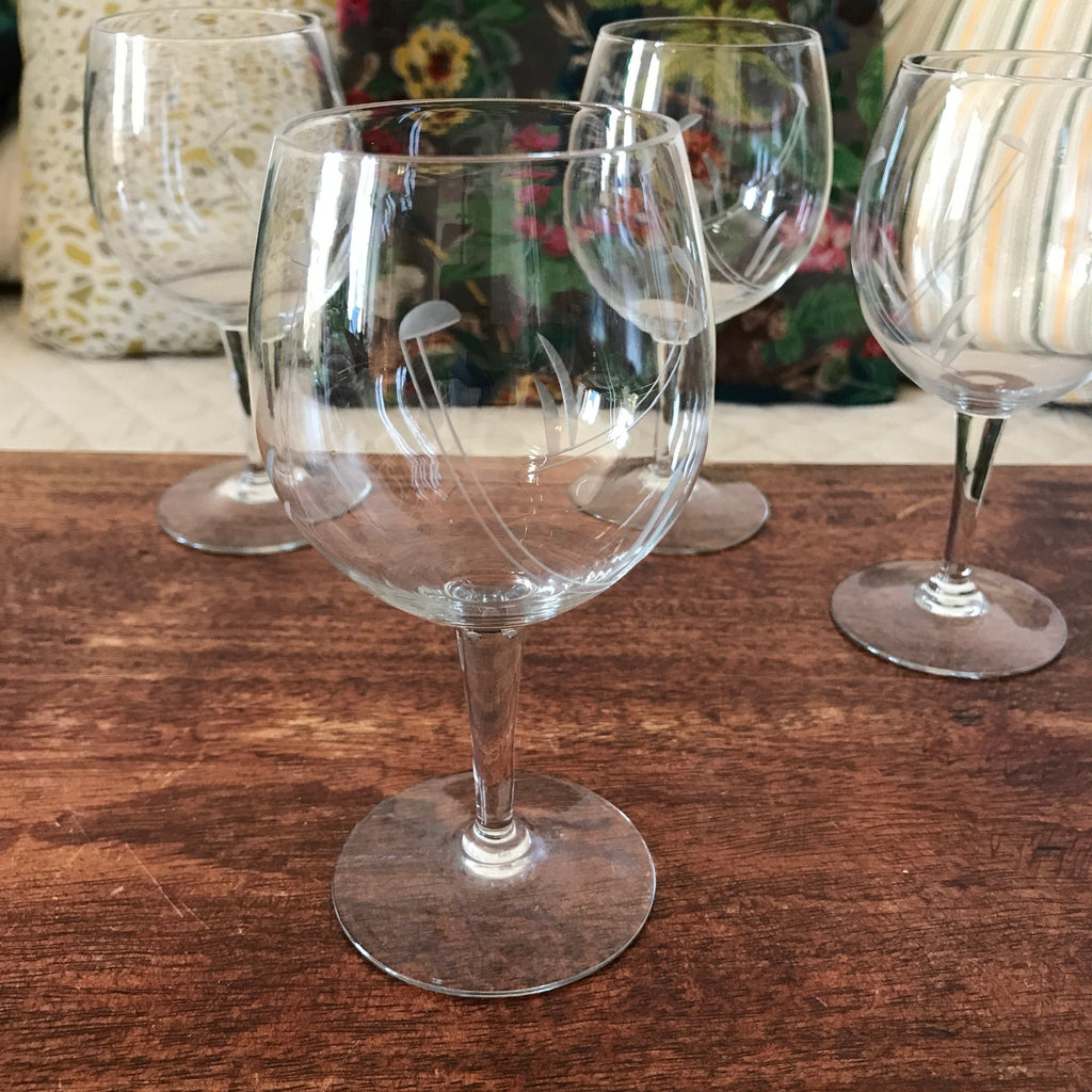 Lot de 5 verres ballon sur pied en cristal gravé décor années 80 par Hello Broc brocante en ligne