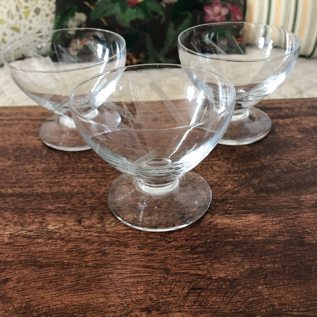 Lot de 3 coupes à champagne sur pied en cristal gravé années 60 /70 - Hello Broc