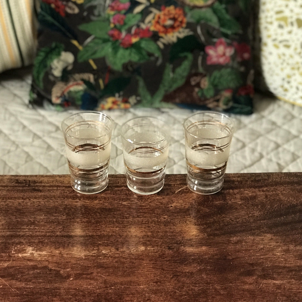 Lot de 3 verres à eau années 50 / 60 en verre brouillé et liserés dorés - Hello Broc