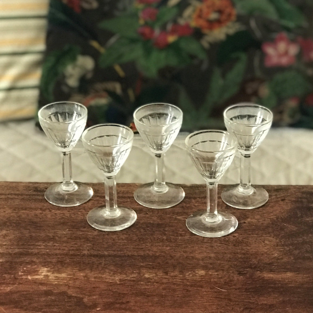 Lot de 5 verres anciens à liqueur sur pied en verre soufflé - Hello Broc, brocante en ligne