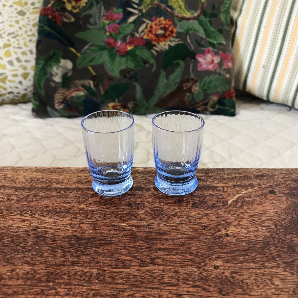 Paire de petits verres à liqueur en verre bleuté par Hello Broc brocante en ligne