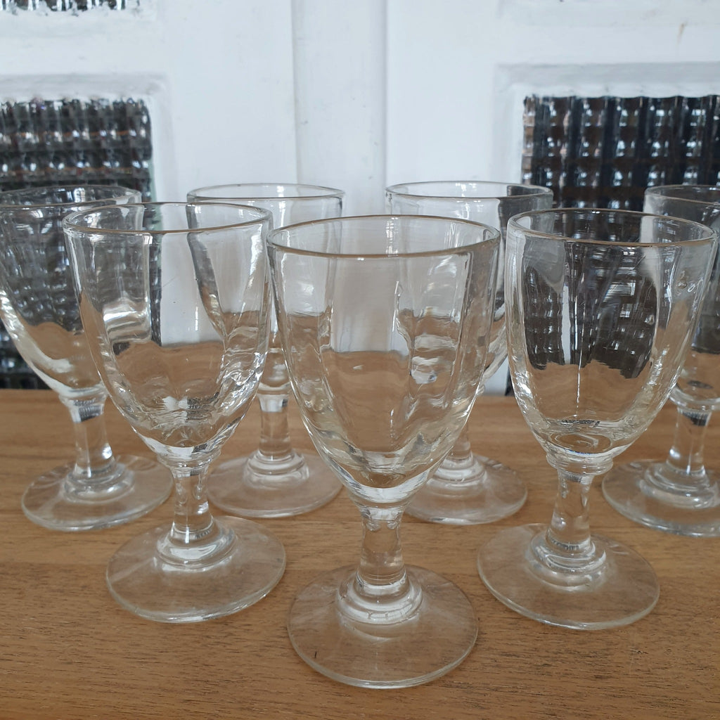 Lot de 7 verres anciens à liqueur sur pied en verre soufflé début XXème siècle - Hello Broc brocante en ligne