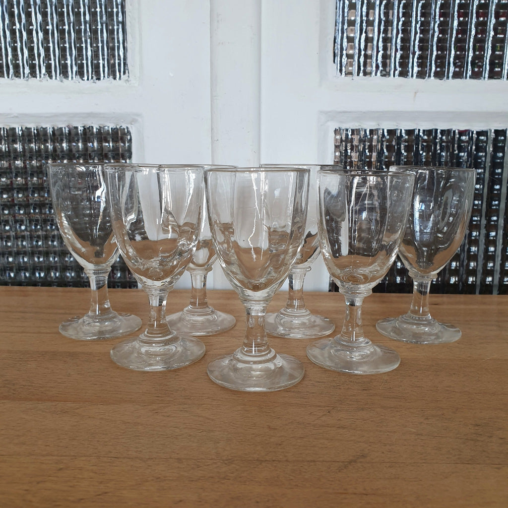 Lot de 7 verres anciens à liqueur sur pied en verre soufflé début XXème siècle - Hello Broc brocante en ligne