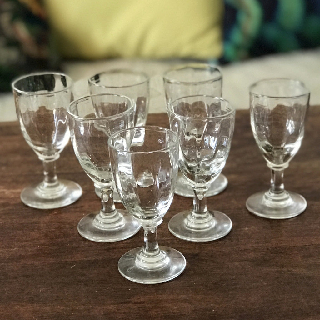 Lot de 7 verres anciens à liqueur sur pied en verre soufflé début XXème siècle - Hello Broc brocante en ligne