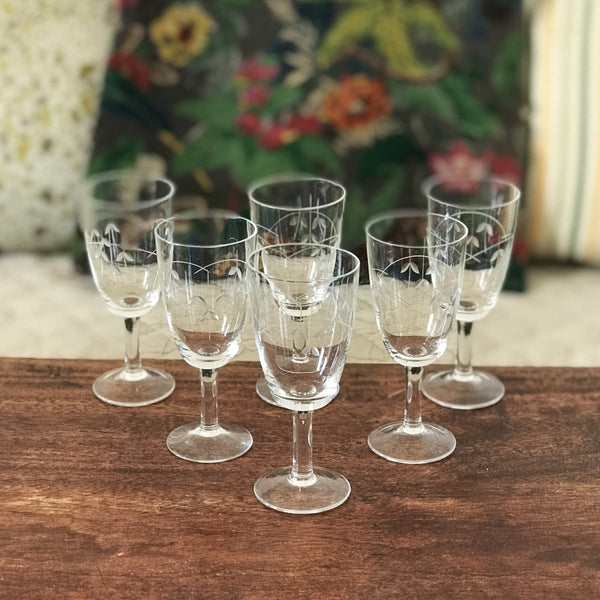 Ensemble de 6 verres à liqueur sur pied en cristal gravé - 3 lots en stock - Hello Broc