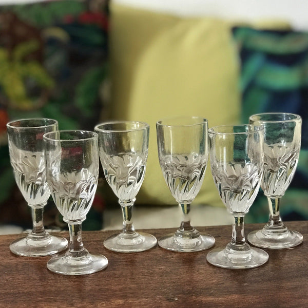 Lot de 6 petits verres anciens sur pied en verre soufflé forme ovoïde effet torsadé - Hello Broc