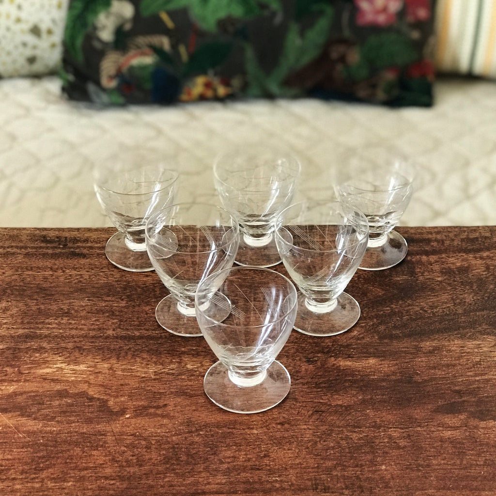 Lot de 6 verres à digestif en cristal moulé et gravé années 60 / 70 - Hello Broc