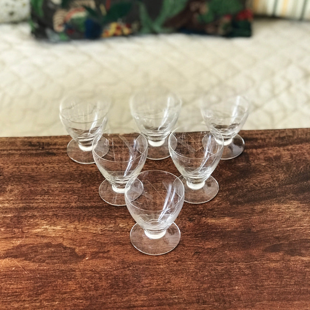 Lot de 6 verres à digestif en cristal moulé et gravé années 60 / 70 - Hello Broc