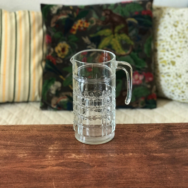 Pichet droit en verre moulé quadrillé contenance 1 litre par Hello Broc brocante en ligne