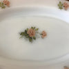 Plat de service ovale Arcopal vintage en verre opalin blanc décor rose rose années 70 / 80 par Hello Broc brocante en ligne