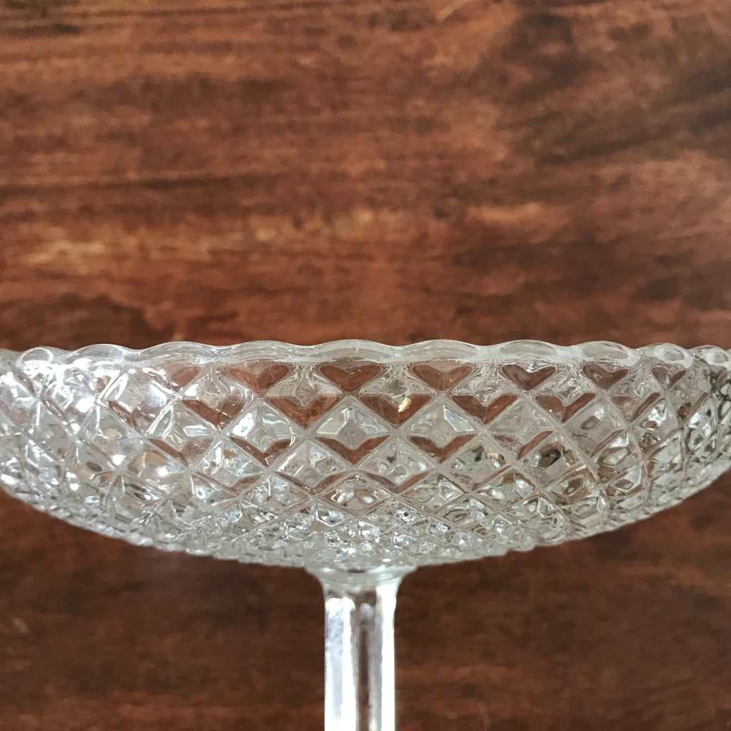 Compotier en cristal moulé sur piédouche pointes de diamant diamètre de 20 cm par Hello Broc brocante en ligne