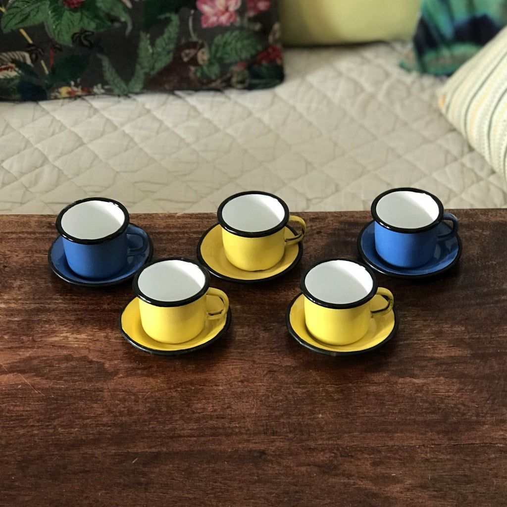 Ensemble de 5 tasses et soucoupes à café en métal émaillé jaune et bleu - Hello Broc