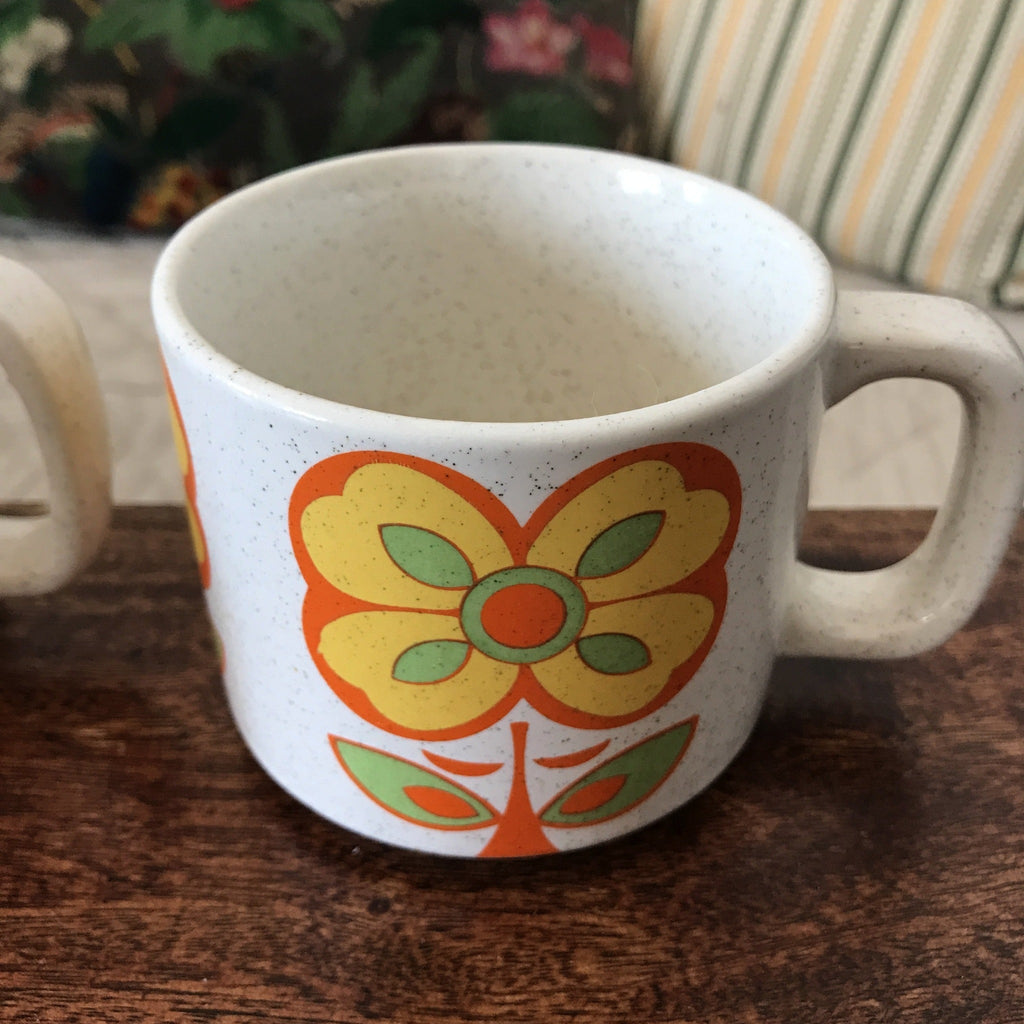 Paire de tasses en céramique mouchetée et décor à grosses fleurs années 70 par Hello Broc brocante en ligne